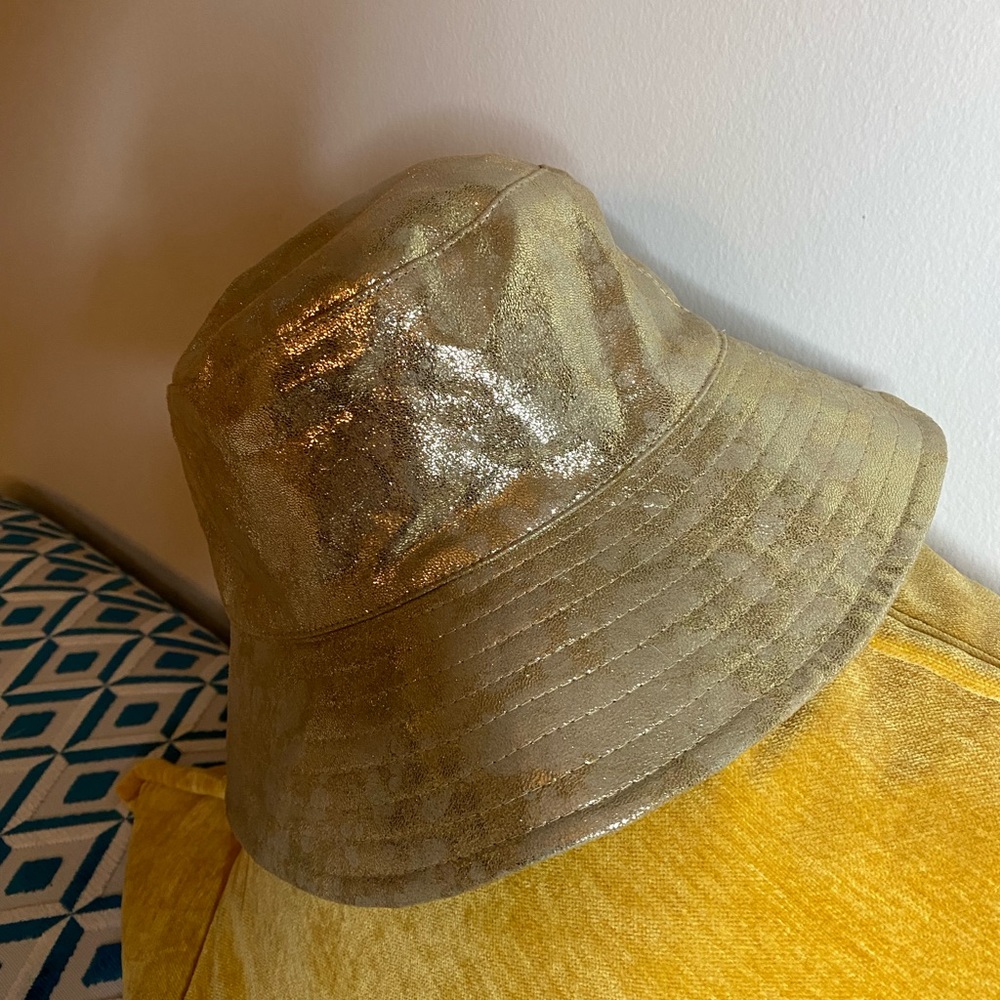 NWOT! FREE PEOPLE METALLIC GOLD
BUCKET HAT - Picture 4 of 7